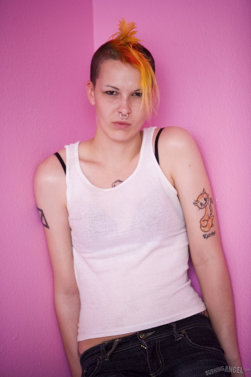 橙色莫霍克教堂展示纹身胸部并张开臀部