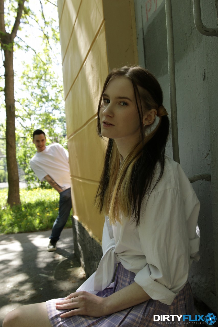 ティーンジュリアAがスプーンの後に精液を受け取る