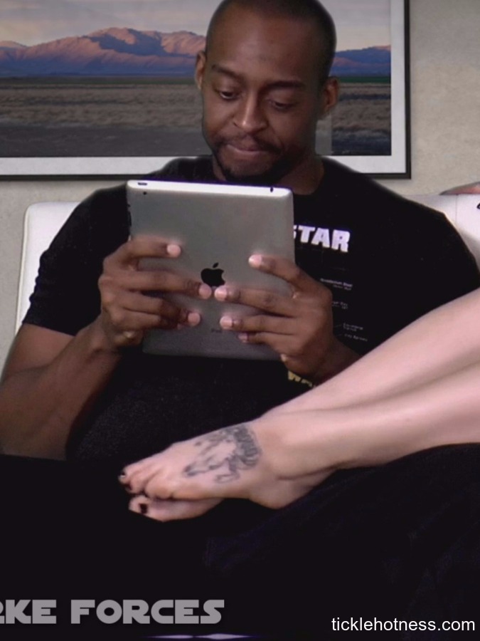 لعبة فيتش القدمين مع رجل أسود من قبل فتاة بنية الشعر المشاكسة