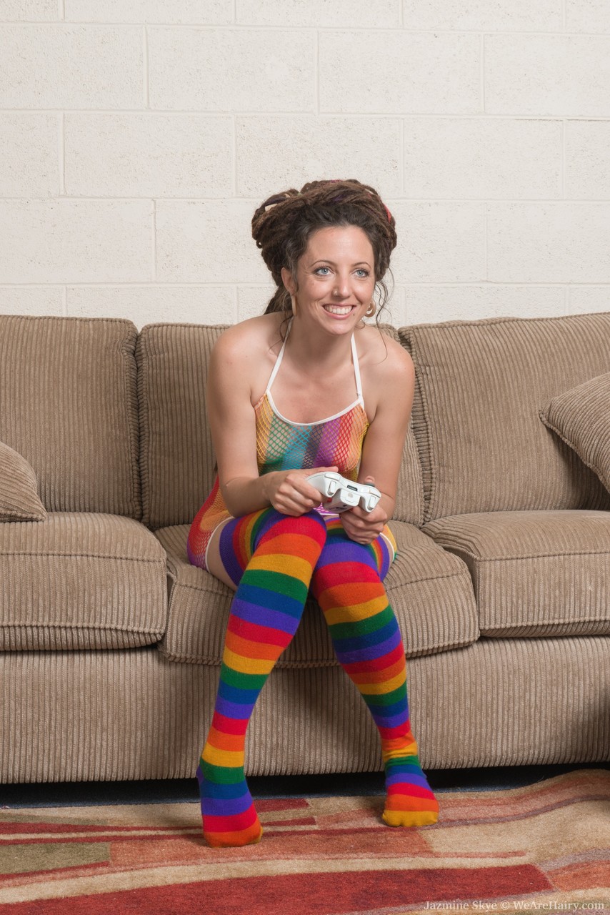 Embarazada Hippie Jazmine Skye Juega Con Su Coño Peludo Usando Un Mando