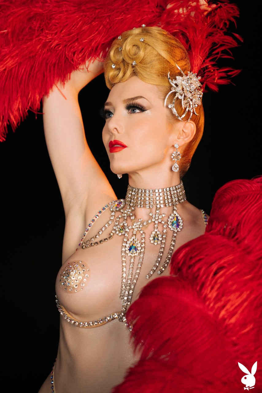 伊朗金发美女米兰达在后台展示可爱乳房