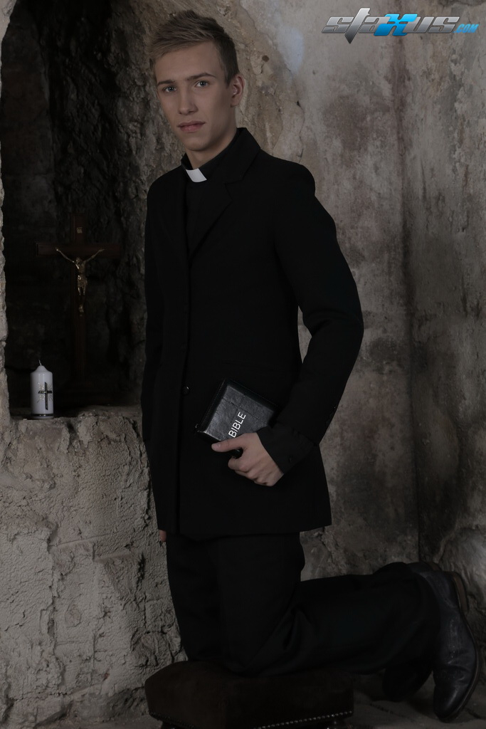 Padres Gays Bem Dotados Adrian Smallwood E Sven Laarson Fazem Um Trio Com Um Monge Bem Dotado