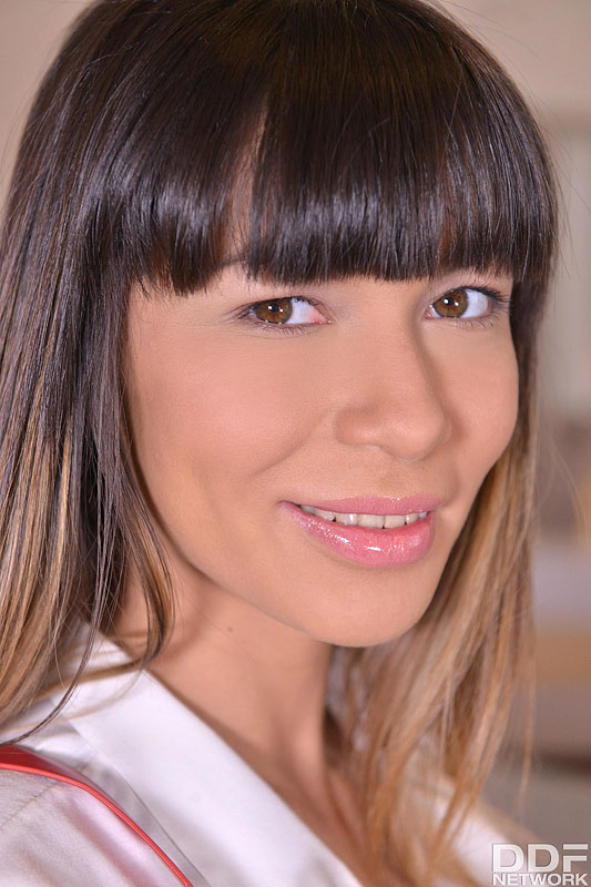 Zazie Skymm E Mona Kim Trio De Colegiais Com Homem Mais Velho