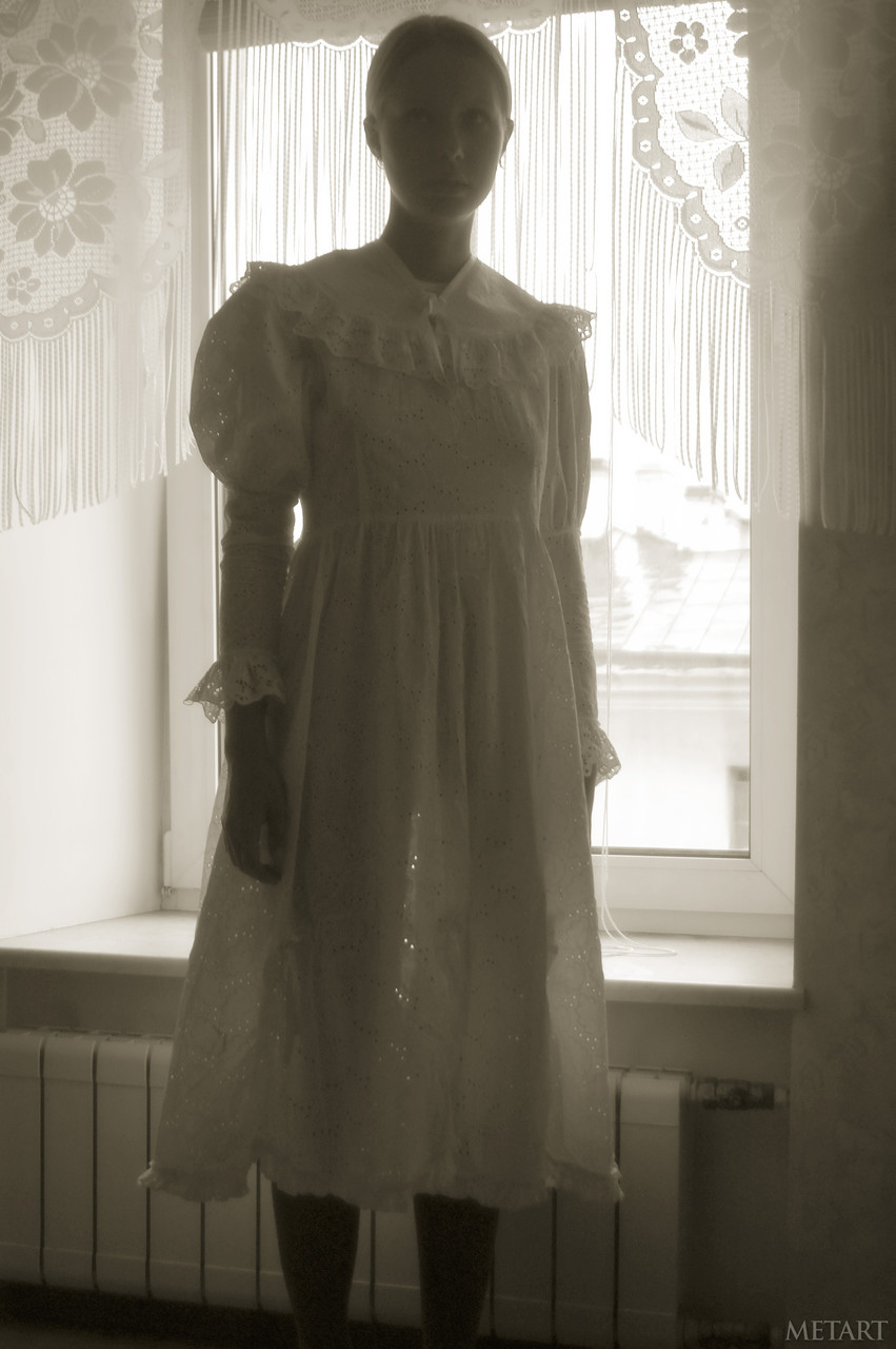 Window Babe Flashes Puffy Nipples And Pussy Without Panties