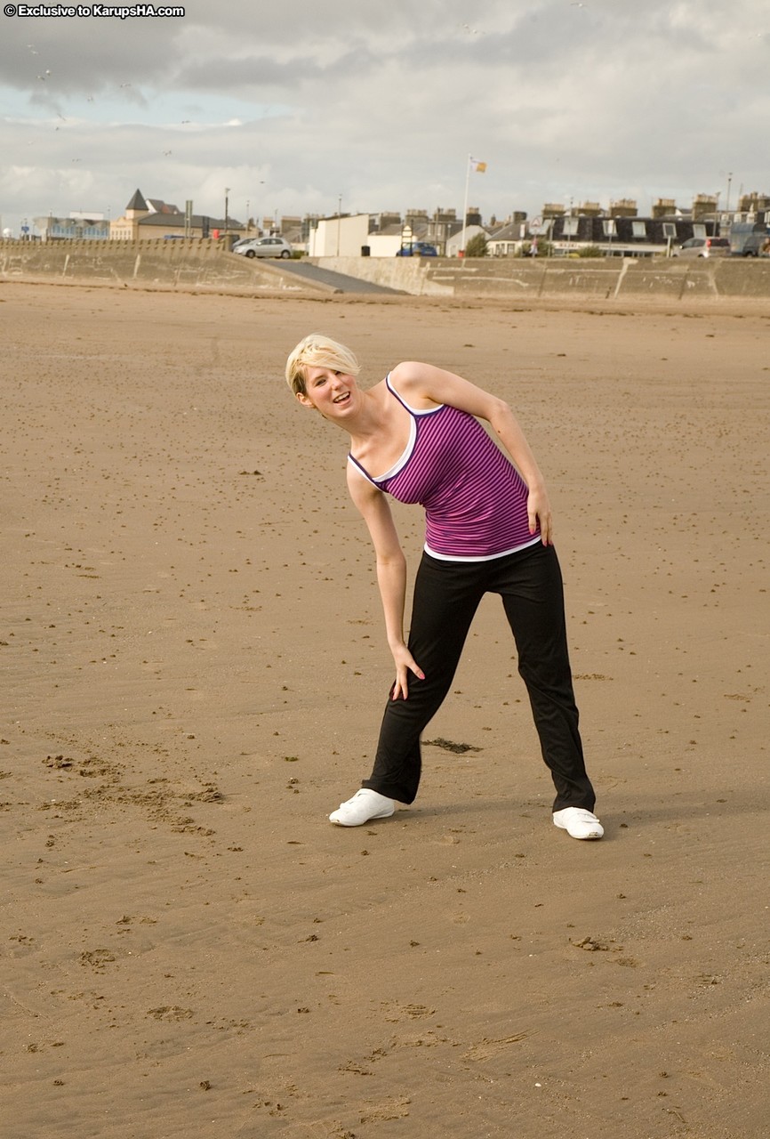 業餘白人少女伊茲在廚房展示小胸部和大屁股