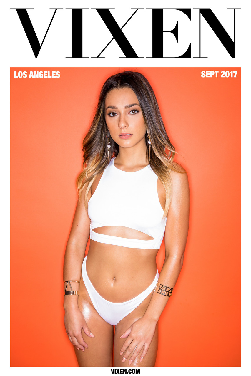 Sizzling Brunette Jaye Summers Gives Sensual Blowjob And Rides Rock-Hard Dick