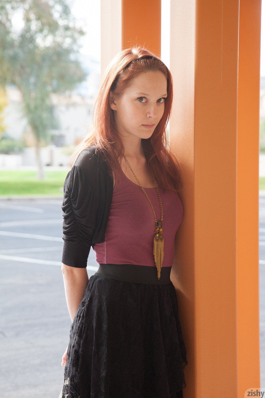 恥ずかしがり屋のティーンキミー・ディードリックがホテルロビーで紫のパンティーを見せる