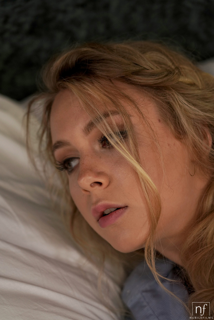 Tiny Boobs Alecia Fox Gets Her Twat Stuffed With Fat Boner