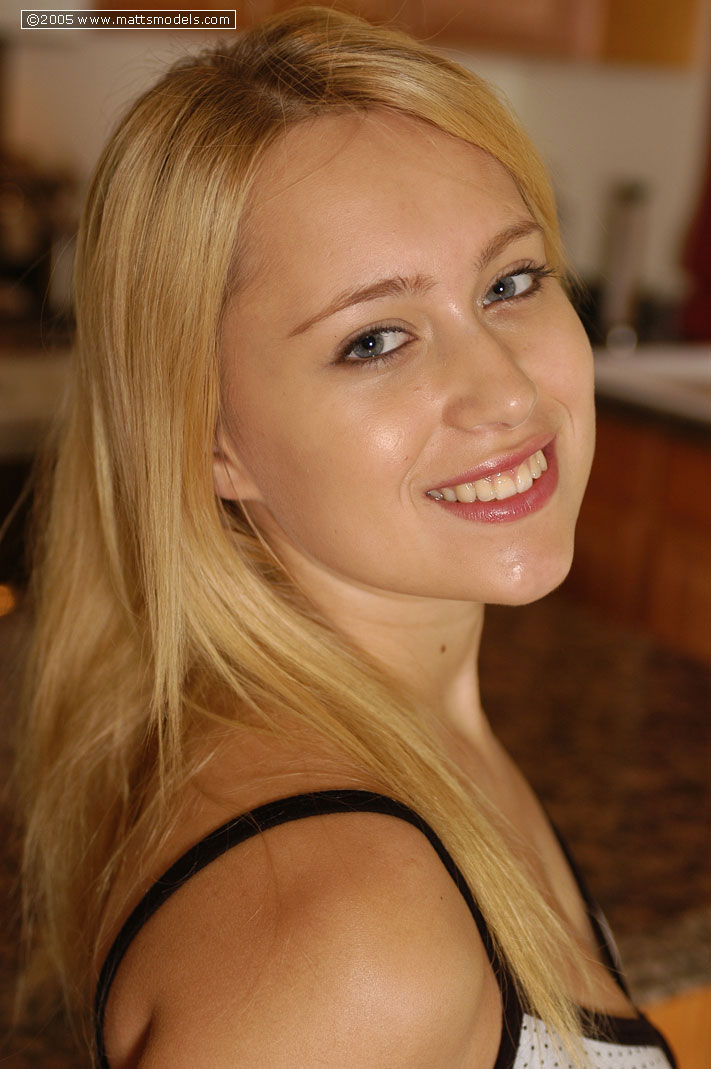 गीली सुनहरे बालों वाली ब्रिन्न द्वारा रसोई में उंगलियों का क्लोज़-अप फैलाव