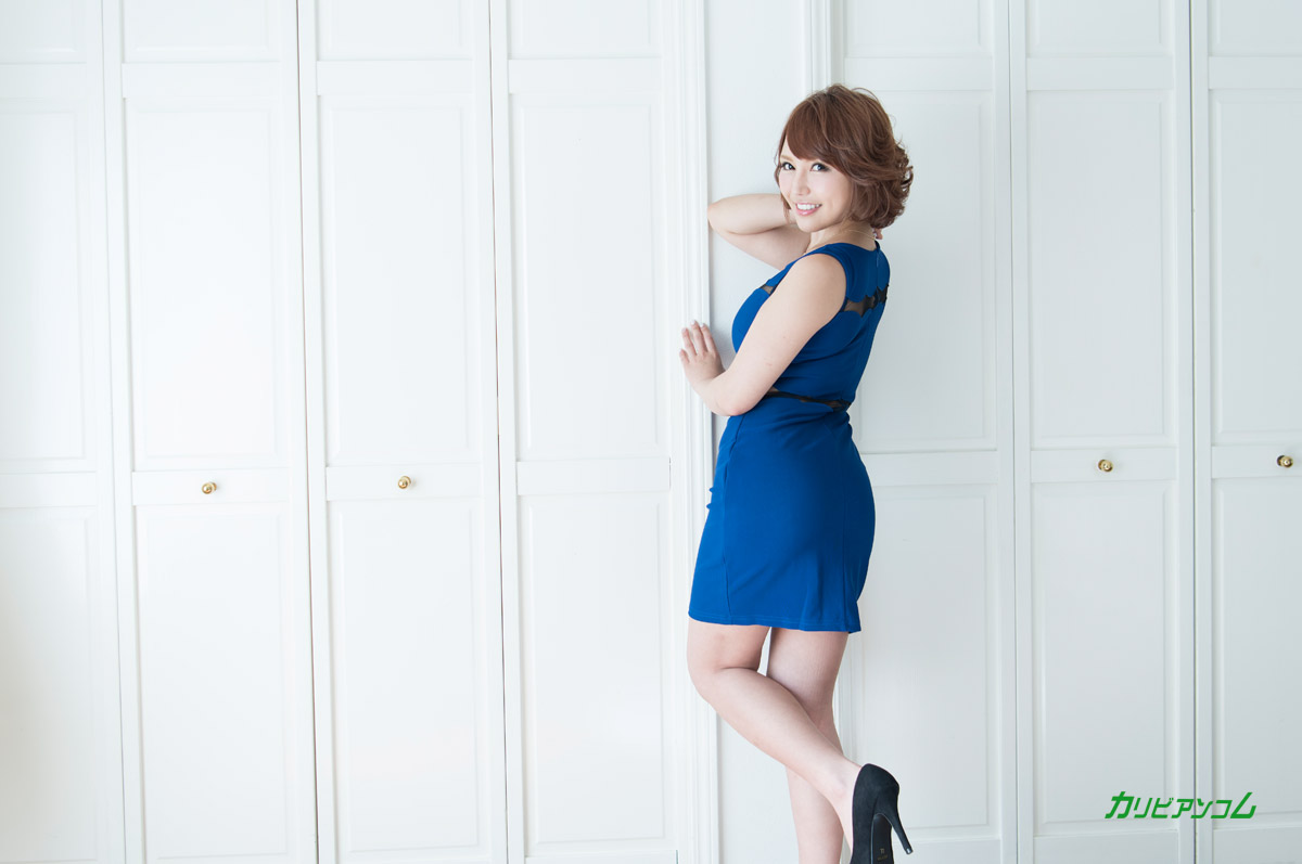 アジアの可愛い娘二葉みおがピンクのドレスを脱いでセックス前に自分を刺激する