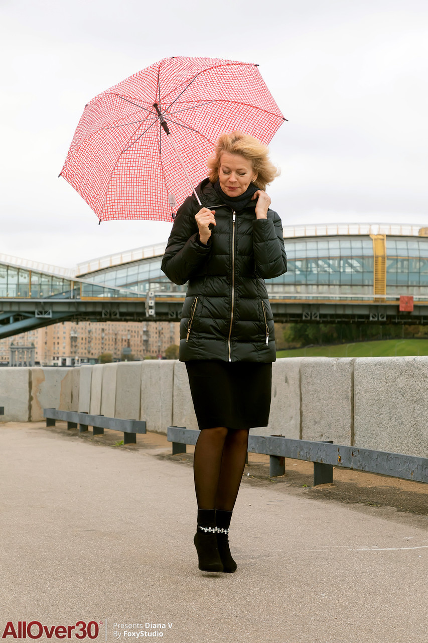 洗練された金髪の熟女ダイアナVが美しいお尻と毛を広げる