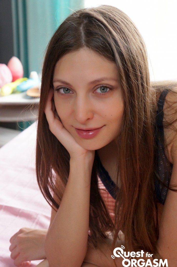 Ukrainian Babe Talia Mint Toys Pussy While Rubbing Clit With Hitachi