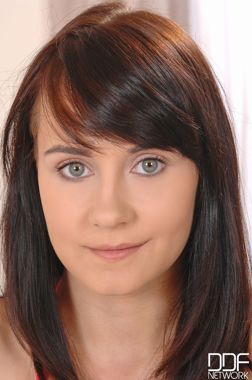 लेडा बिकिनी से छोटे स्तन और शेव किया हुआ योनि को उजागर करती है