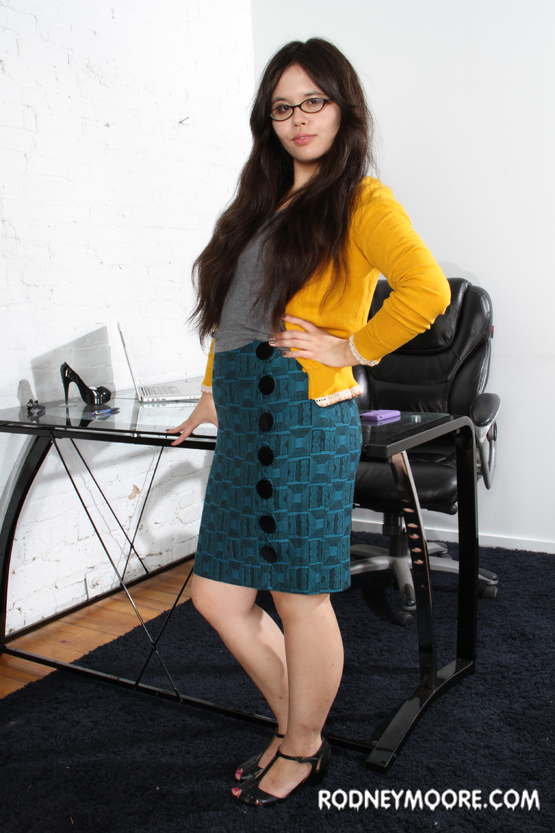 Brunette Plumper Betsie Pixel Pleasures A Cock After Showing Her Full Bush