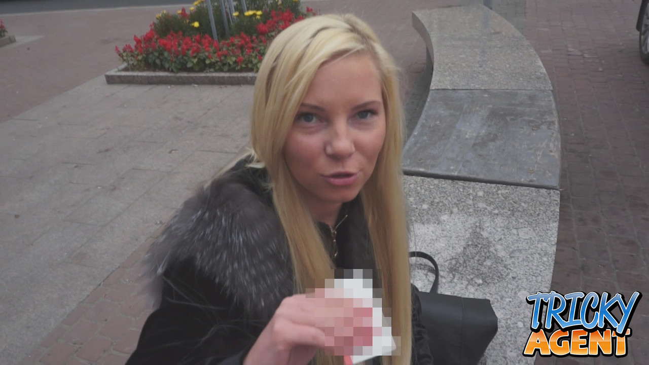 俄罗斯少女安吉·科克斯在沙发上骑假试镜经纪人的鸡巴