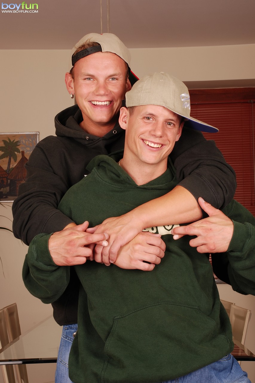 كاسبر واتس يؤدي متعة الشباب في صور ساخنة