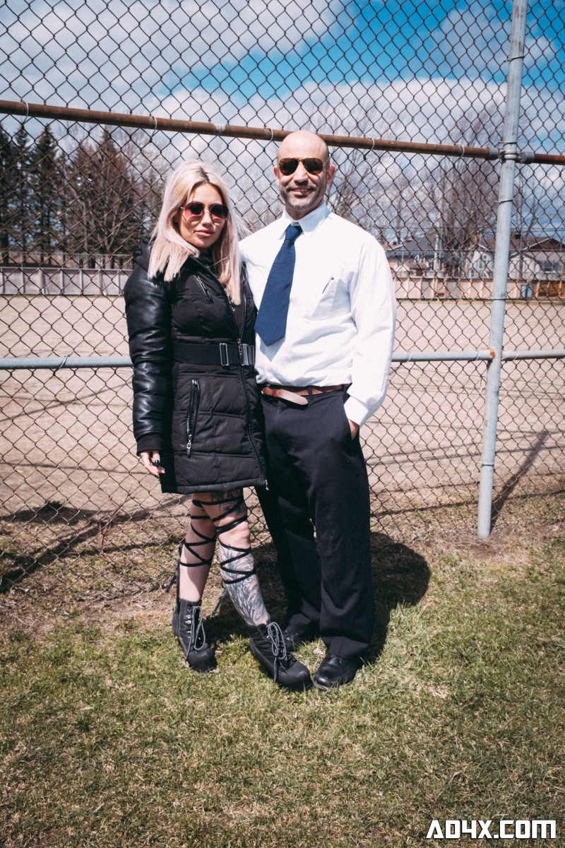 纹身金发女郎维罗妮克·廷克勒在性交前舔硬屌