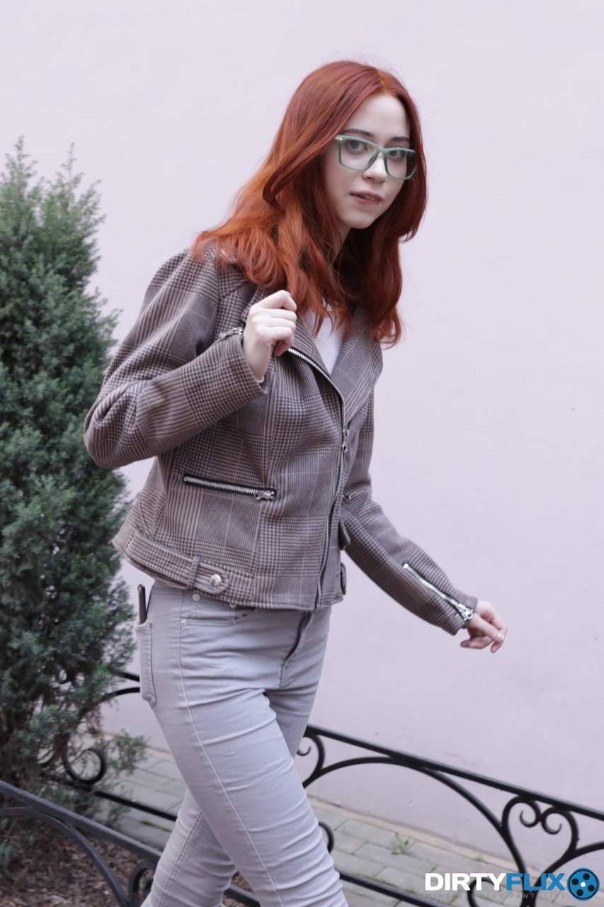 Adolescenta Ruiva Nerd Lagoon Blaze Recebe Prazer Oral E É Comida No Primeiro Encontro