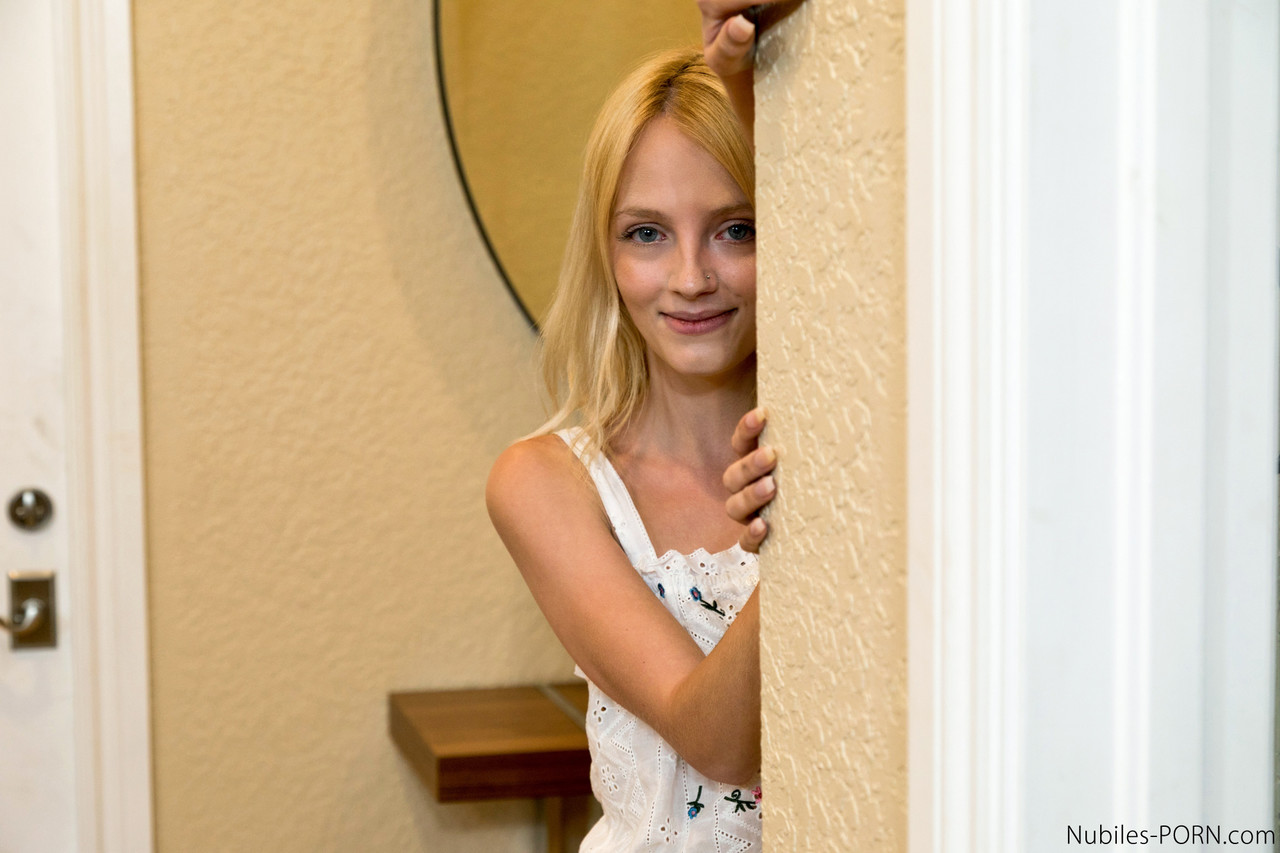 مراهقة رقيقة كيت بلوم تركب القضيب بشكل مثالي في POV