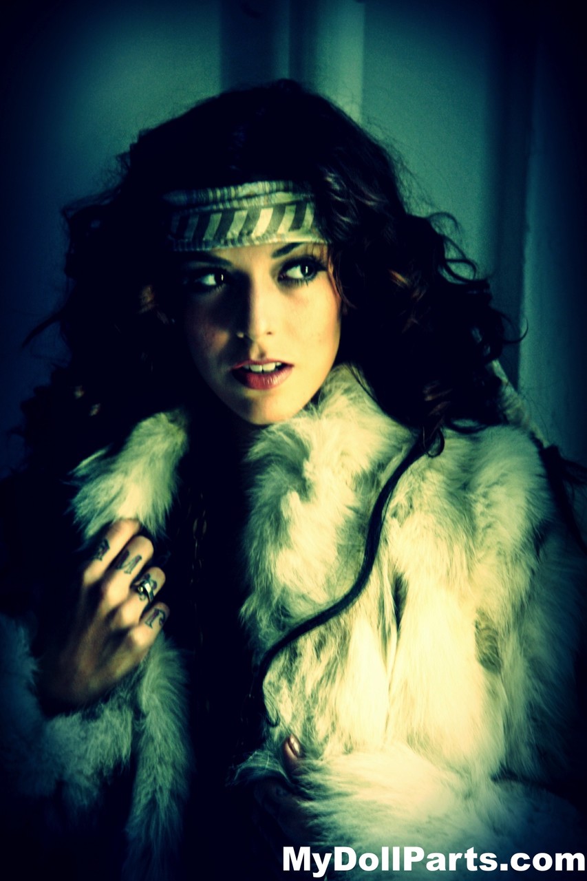 Кейла Джейн Денджер: Красивая Брюнетка Непринуждённо Оголяет Грудь На Кровати