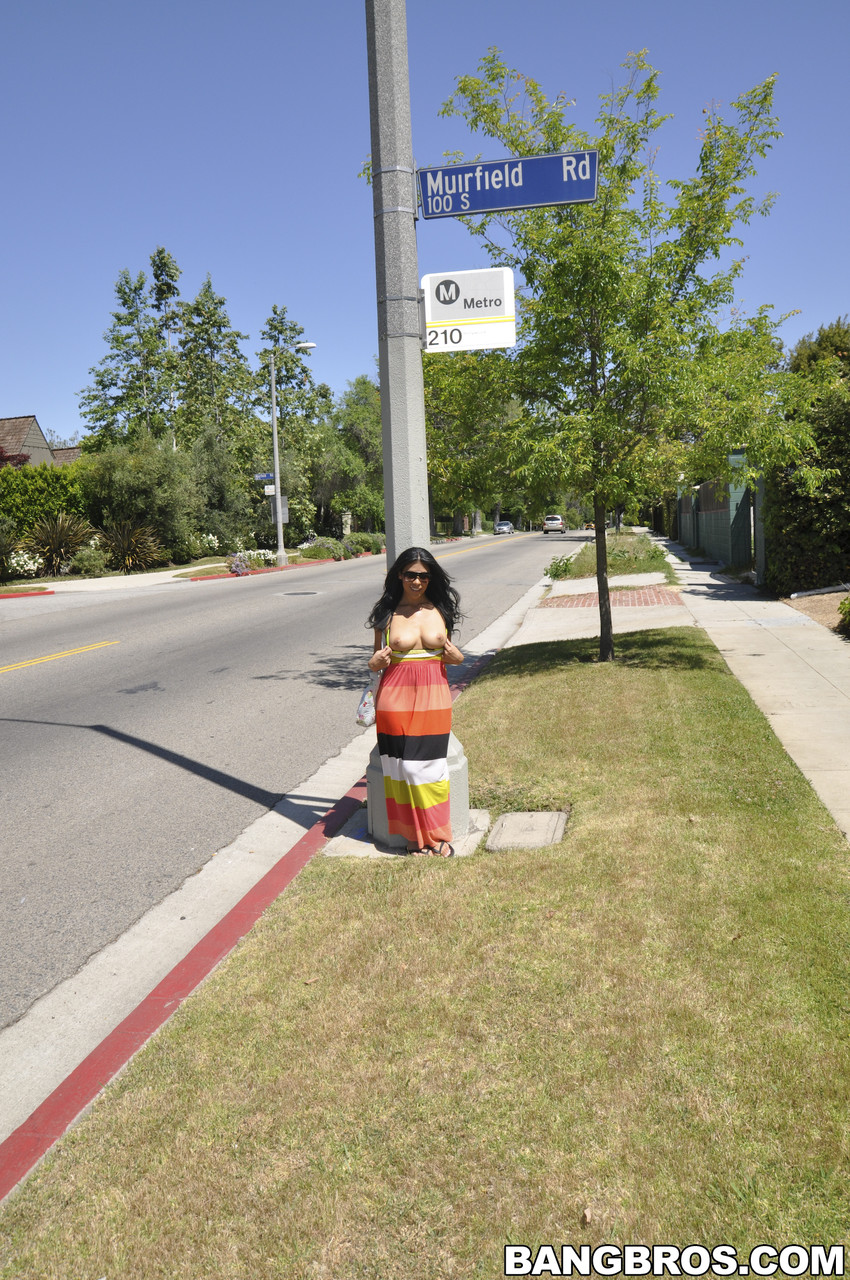 巨大なペニスがラテン系のセクシーなミルファー、カサンドラ・クルーズの剃毛された貝を強打する