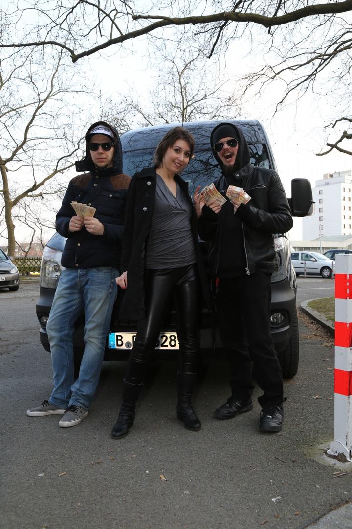 捷克荡妇在后排为巨大黑鸡巴和体内射精张得大开 跨种族