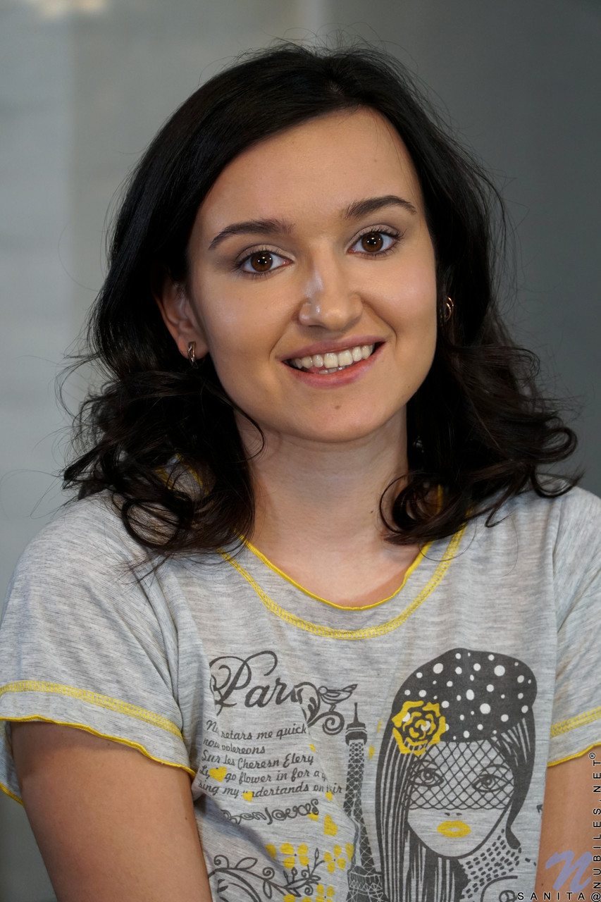 Sanita黑发美女用超大胸部自慰