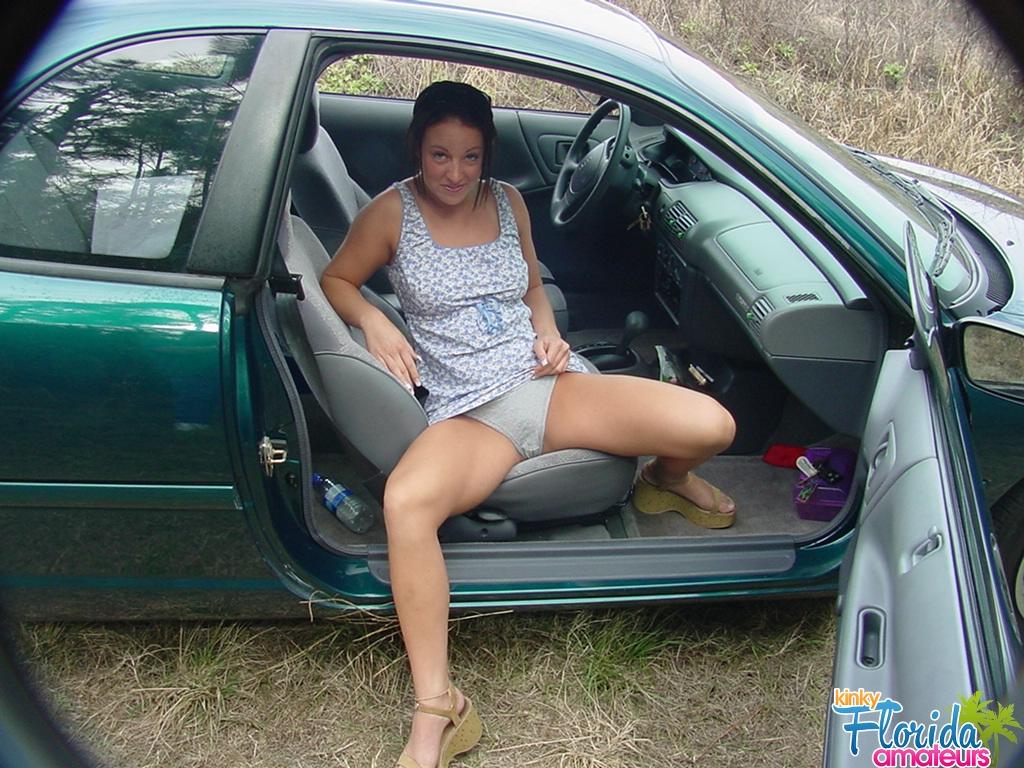 素人娘チナが車内でマンコとアナルに指を入れてからPOVセックス