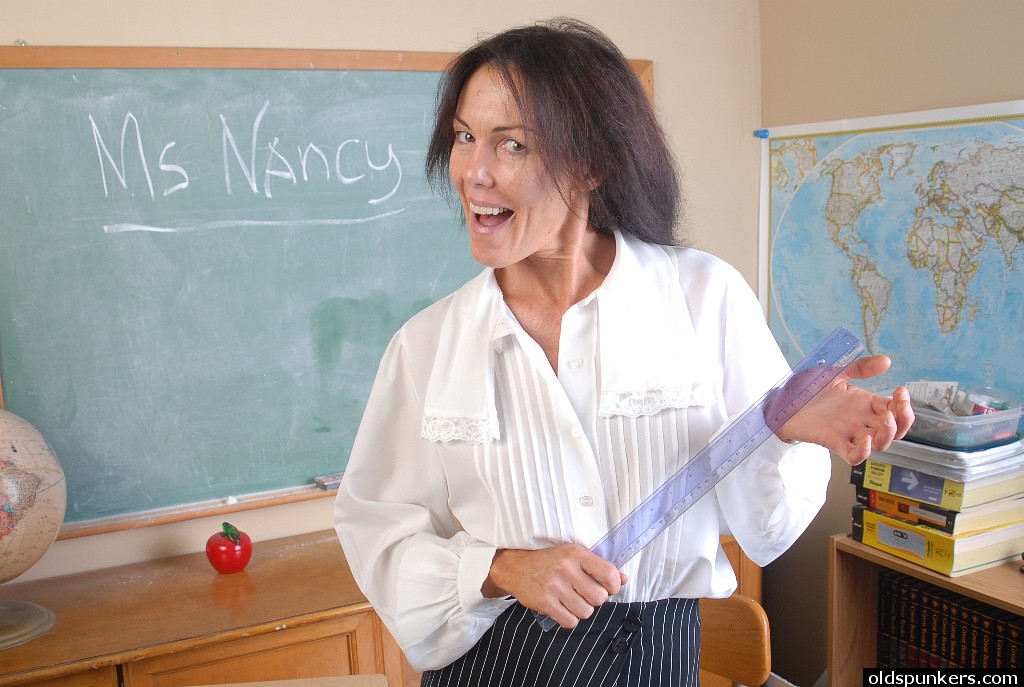 淘气南希奶奶在教室里脱光