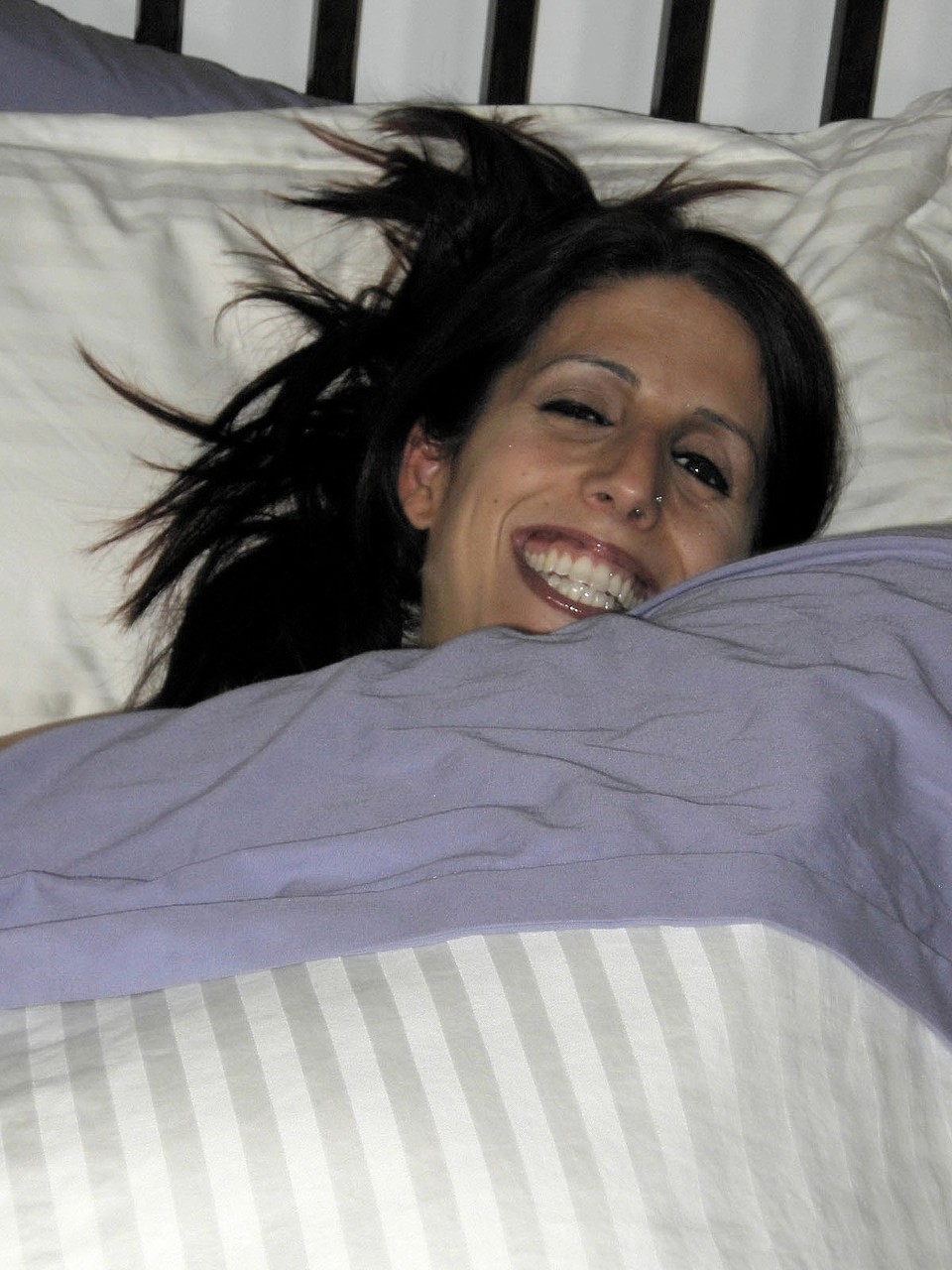 अनुभवी मिल्फ लैवेंडर रेन अपनी बेवर को फिंगरिंग और टोइंग कर रही है एक किंकी सोलो में