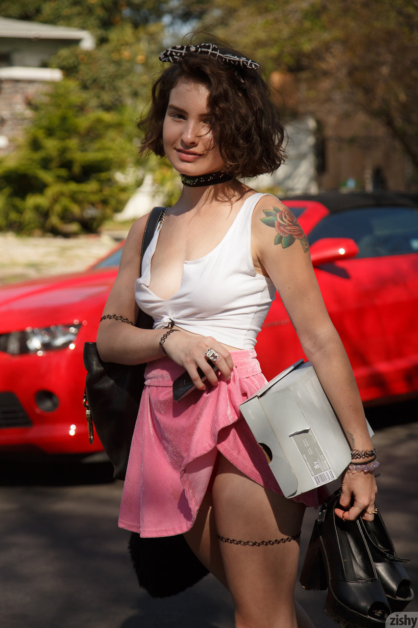 Amateur Babe Gigi Matthews Flashes Nipples And Panties In Public