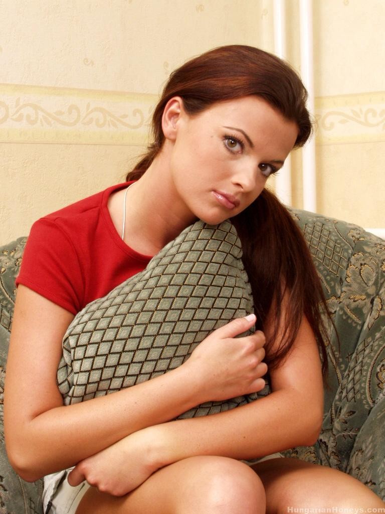 Judita Jones 漂亮宝贝在性感脱衣舞中用假阳具自慰