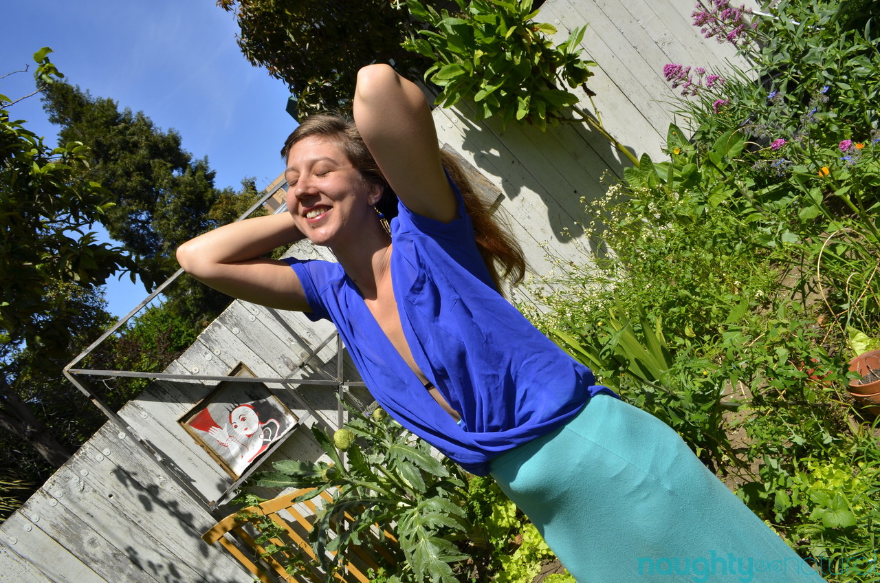 Amateur Azaela Flashes Hairy Armpits And Fingers Bushy Clam