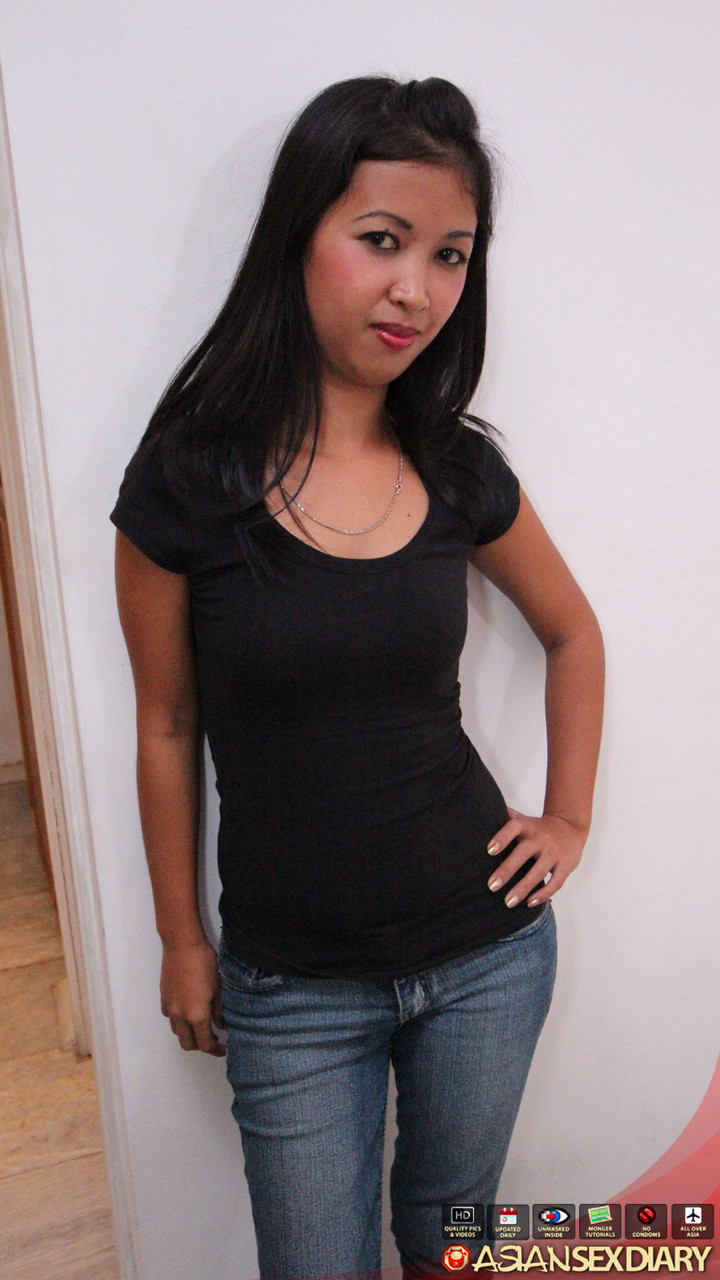 Asian Amateur Shaves Pussy In Shower Before Sex With Foreigner