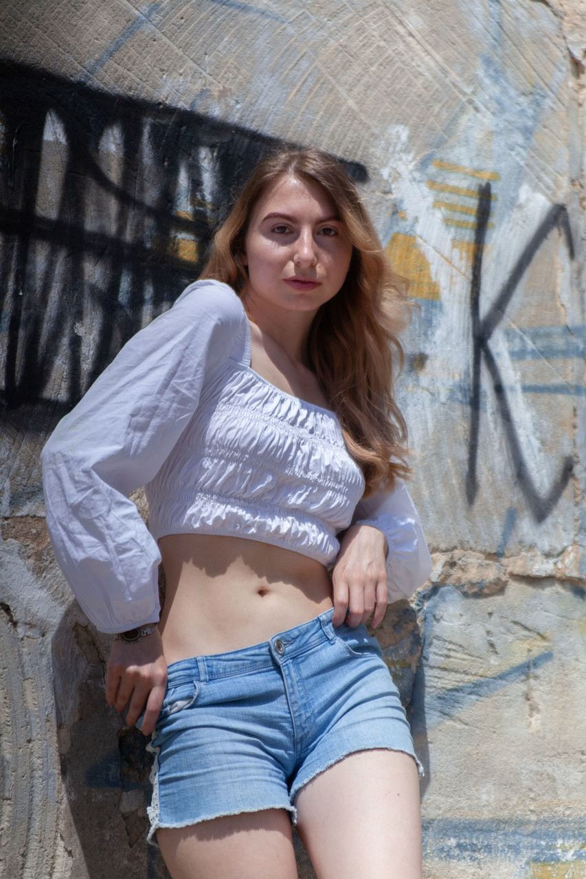 صور ساخنة للانة وينتر الرائعة البالغة 18 عامًا