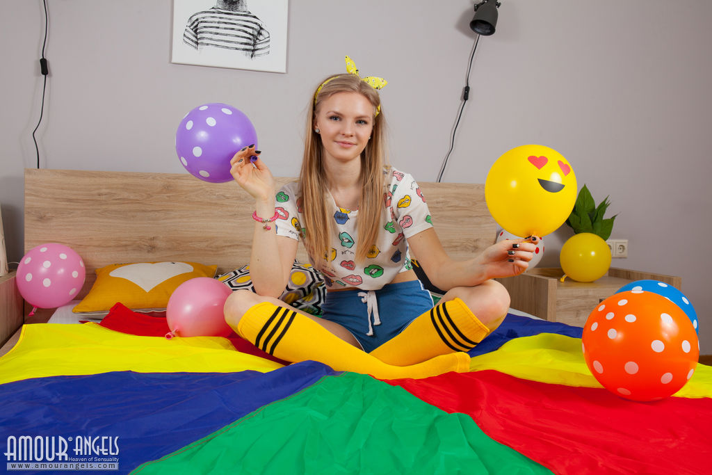 可爱的年轻法比完全裸体后拿着气球