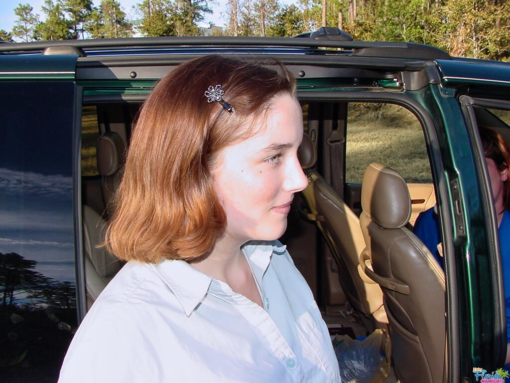 Chicas Amateur Cindy Y Shirley Bajan De La Furgoneta Y Se Desnudan