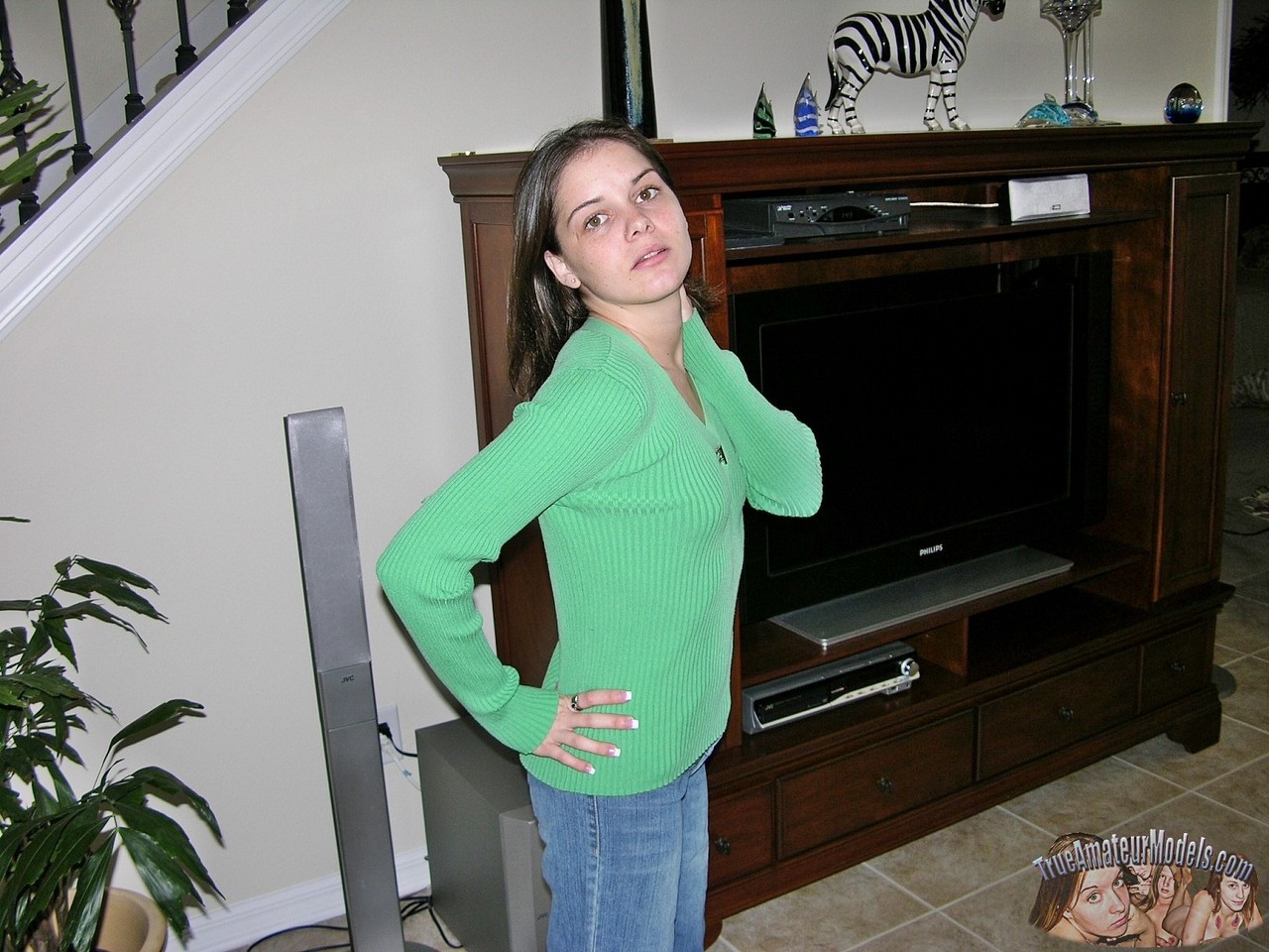 शौकिया मॉडल द्वारा नग्न टैटू वाली योनि का क्लोज अप