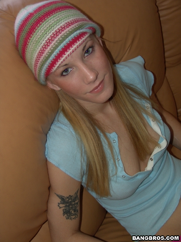 टॉपलेस ब्लोंड हैट वाली एरियल विशाल सफेद लिंग के साथ खेलती है