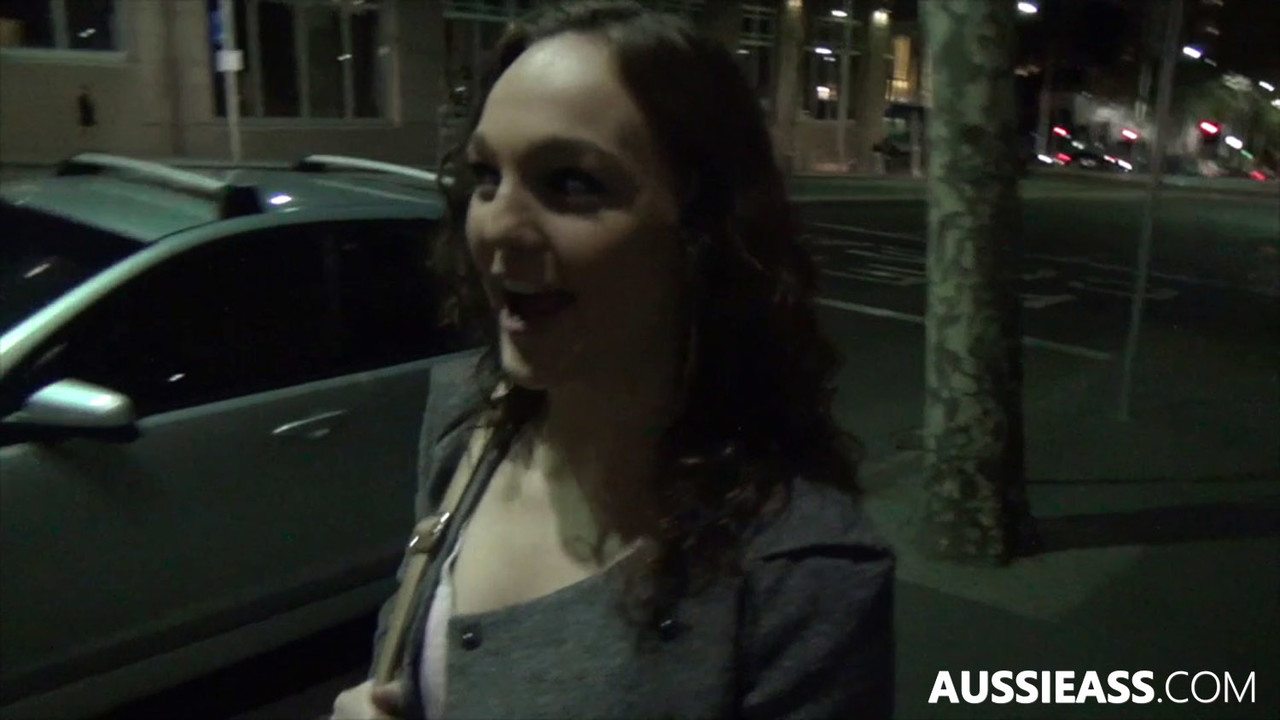 الفتاة الهواة آن ملبورن تذهب إلى المنزل مع رجل للجنس