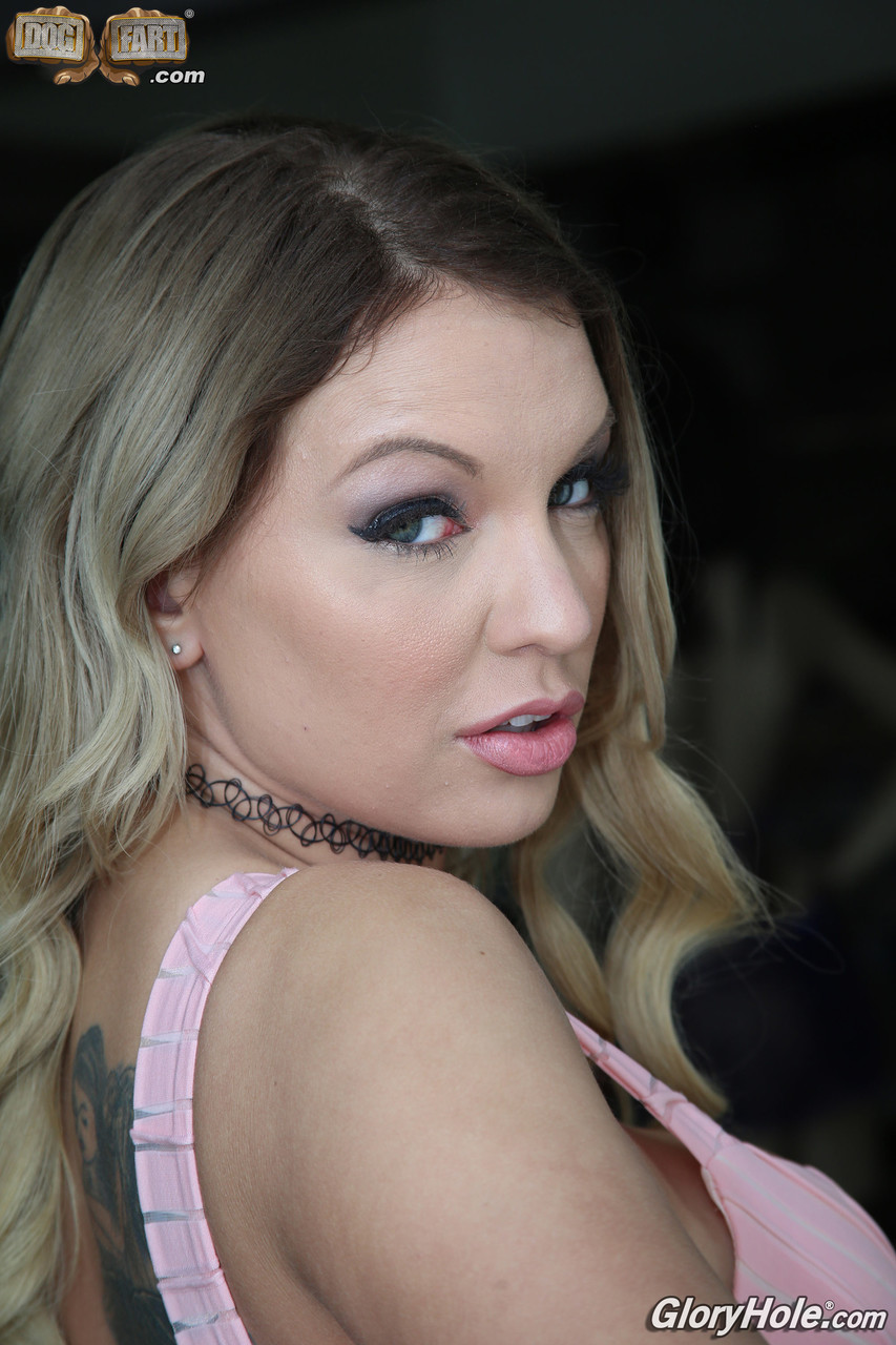 可爱的美国宝贝 Kenzie Taylor 展示曲线并在 Gloryhole 吸吮黑巨根