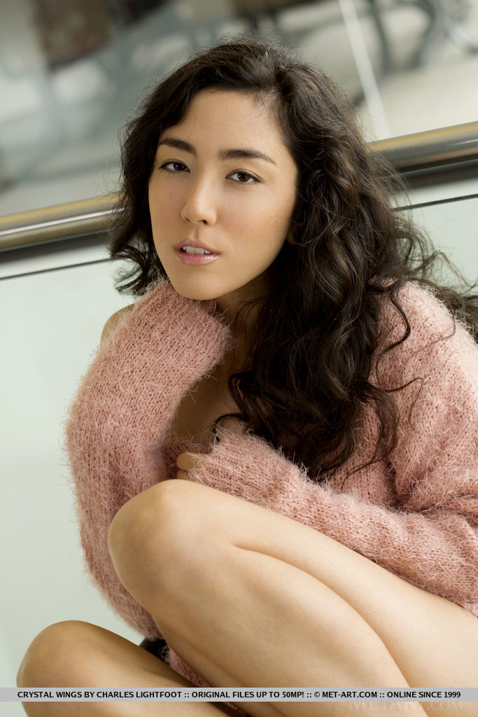 アジア人ティーンCrystal Wingsがセーターとパンティーを脱いで裸でポーズを取る