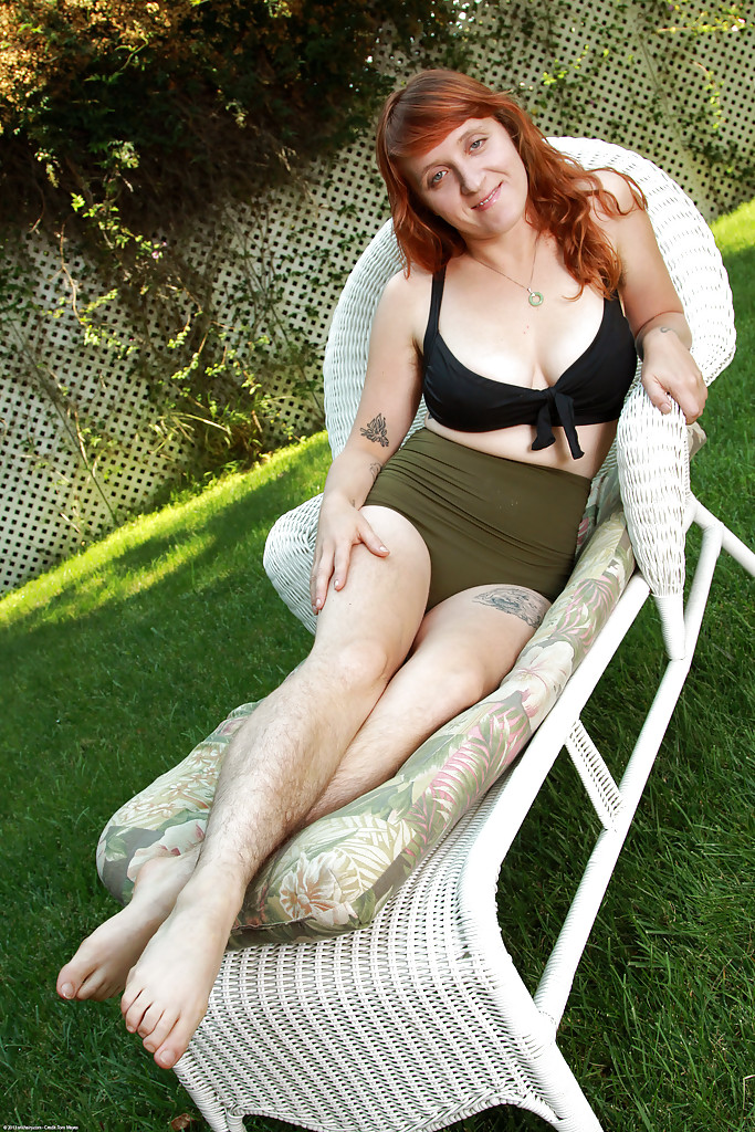 丑陋的業餘成熟的紅髮女郎薇爾瑪展示了她的毛茸茸的腋窩和陰道