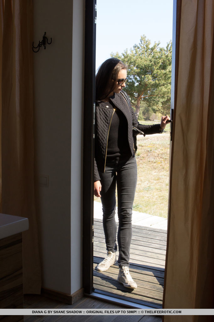 ديانا ج، بنات صدرية جذابة، الإبهام يلامس المهبل بعد روتين الترطيب بعد الاستحمام