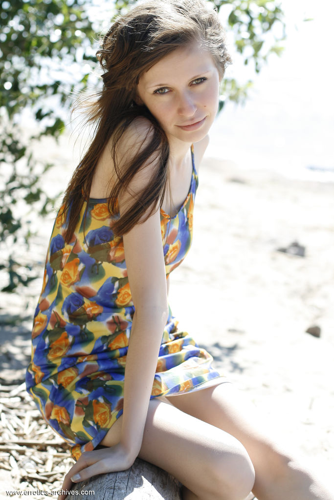 ليلي بي تظهر صدر صغير وفرج على شاطئ رملي