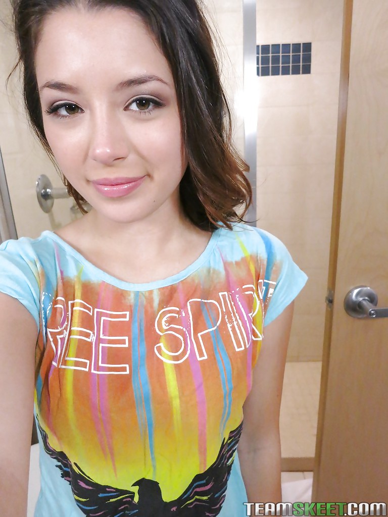 Притягивающая Красотка Раскрывает Свою Грудь И Дразнит Свой Мёд