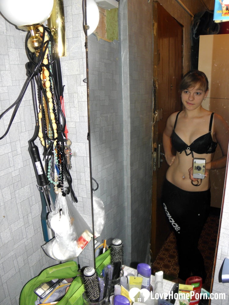 ナチュラルな乳房を持ったセクシーなティーンが自分撮りセルフポートレートの為に脱ぐ