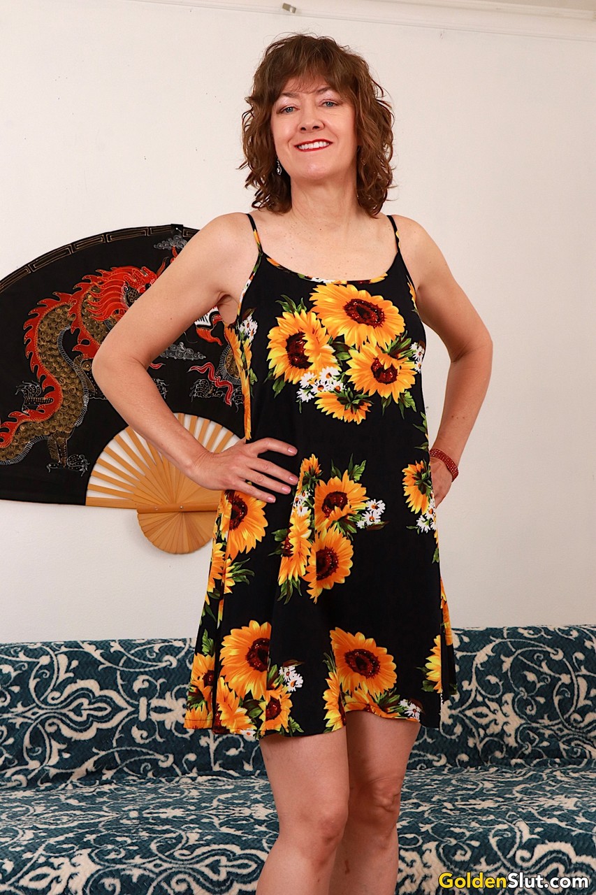 La Coquine Mamie Babe Morgan Montre Son Corps Fantastique Et Prend Une Queue