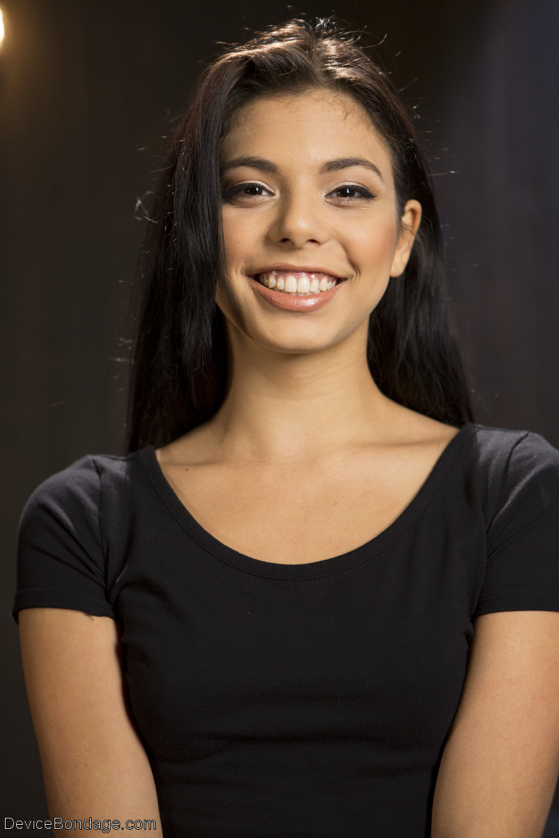 拘束されたジーナ・ヴァレンティーナが彼女の脆弱な少女のマンコにバイブレーターを使用する