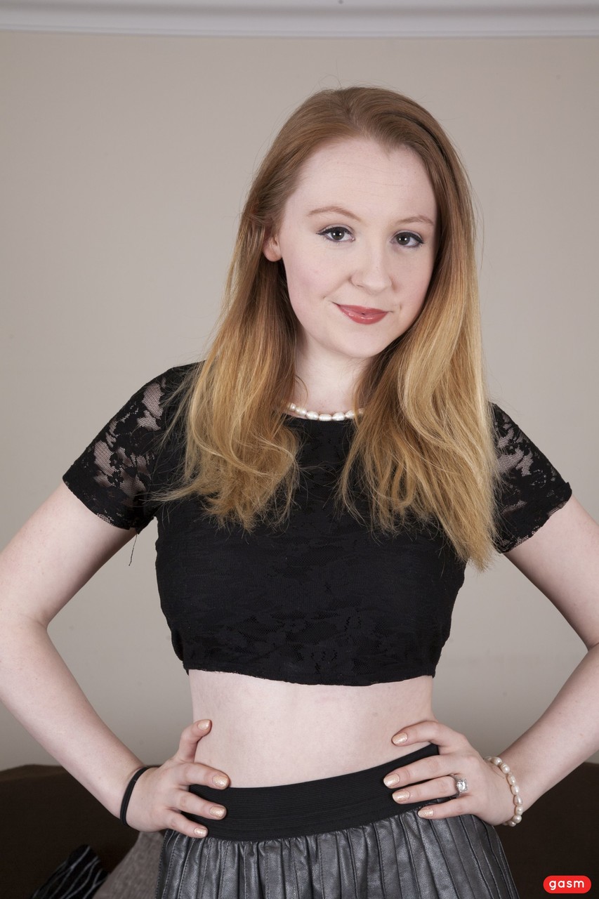 روبي تمبتيشنز، مراهقة حمراء الشعر، تكشف عن ثدييها الكبيرين وتفرك كسها